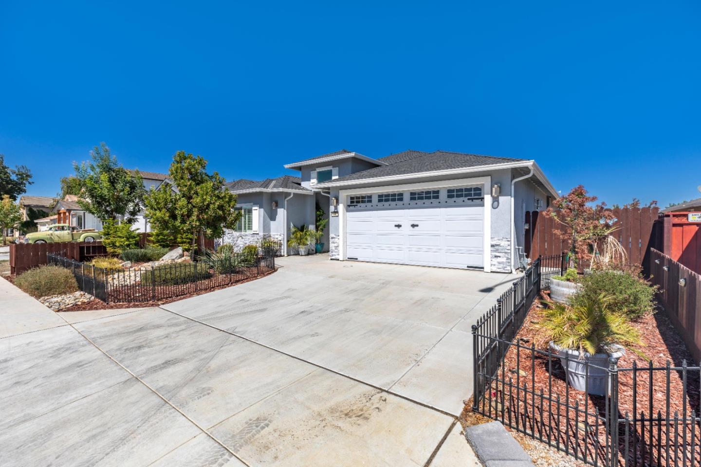 Detail Gallery Image 1 of 25 For 800 La Baig Dr, Hollister,  CA 95023 - 3 Beds | 2 Baths