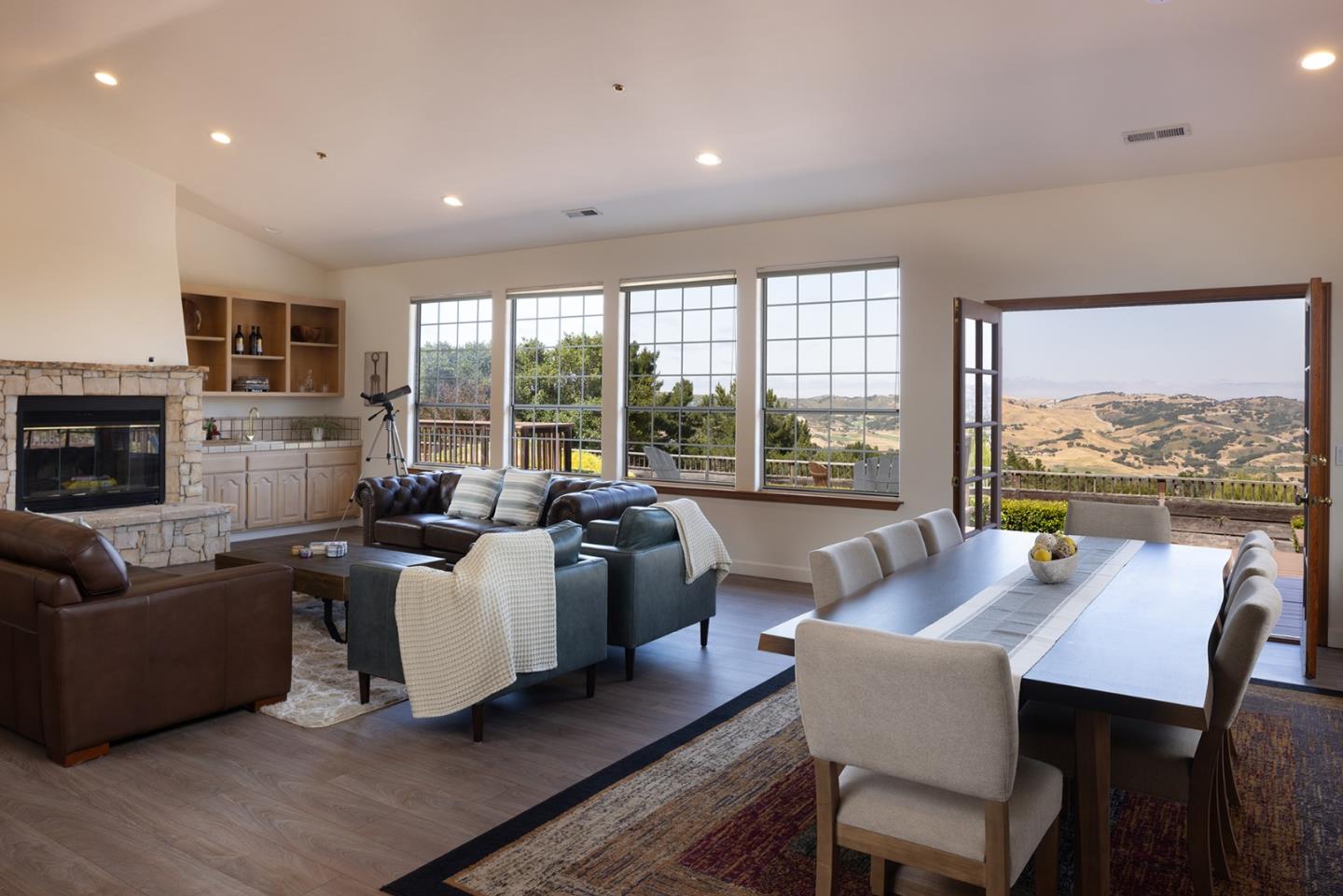Detail Gallery Image 10 of 35 For 10590 Hidden Mesa Pl, Monterey,  CA 93940 - 3 Beds | 3 Baths