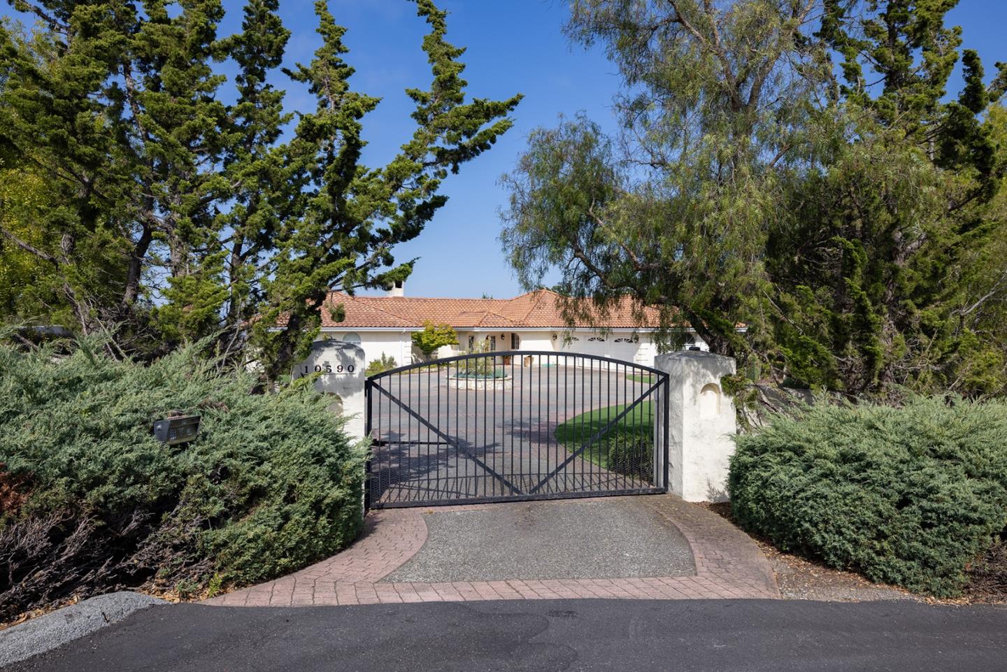 Detail Gallery Image 4 of 35 For 10590 Hidden Mesa Pl, Monterey,  CA 93940 - 3 Beds | 3 Baths