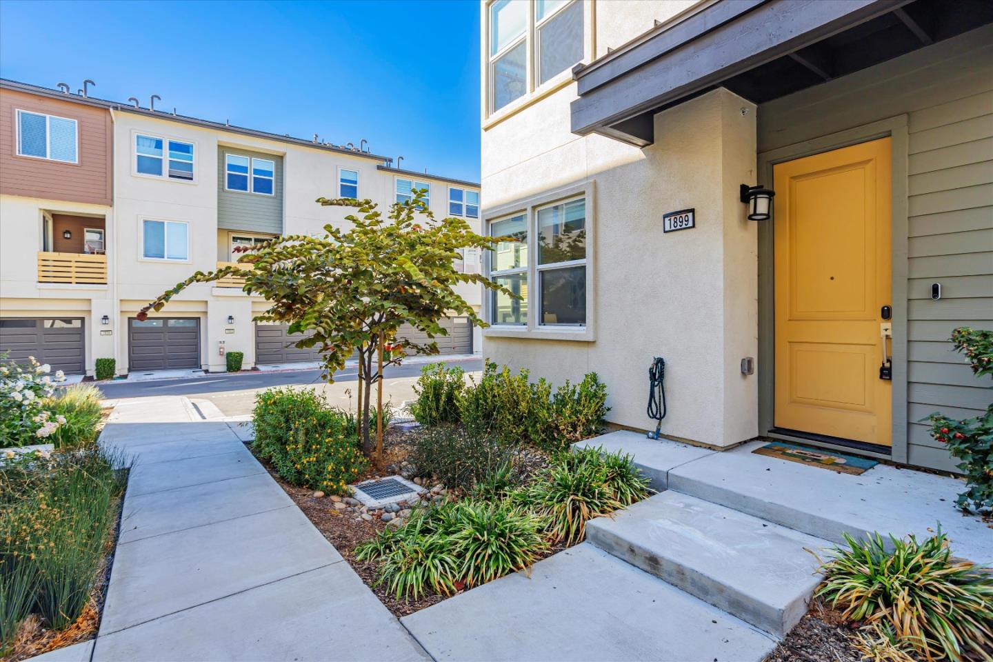 Detail Gallery Image 1 of 43 For 1899 Joshua Tree Cir, Milpitas,  CA 95035 - 4 Beds | 2/1 Baths