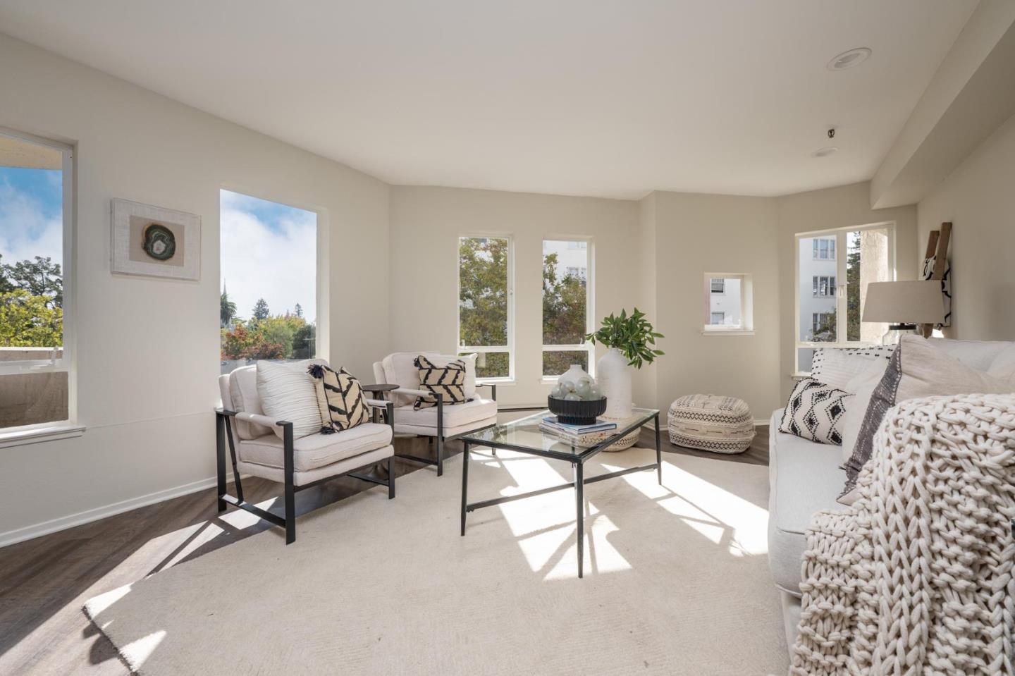 Detail Gallery Image 1 of 21 For 365 Forest Ave 4d,  Palo Alto,  CA 94301 - 2 Beds | 2/1 Baths