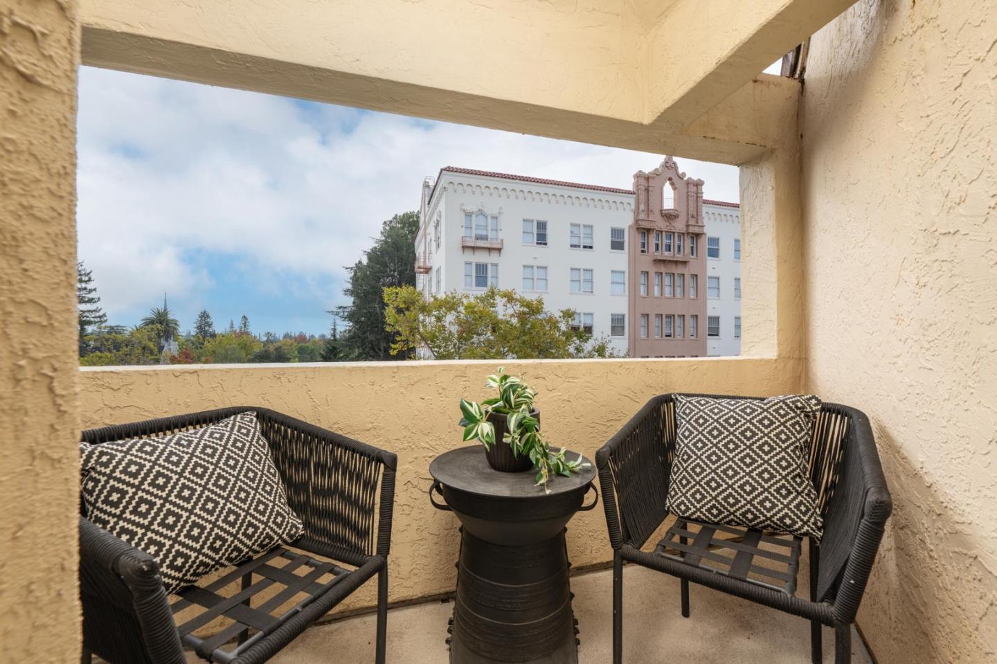 Detail Gallery Image 11 of 21 For 365 Forest Ave 4d,  Palo Alto,  CA 94301 - 2 Beds | 2/1 Baths