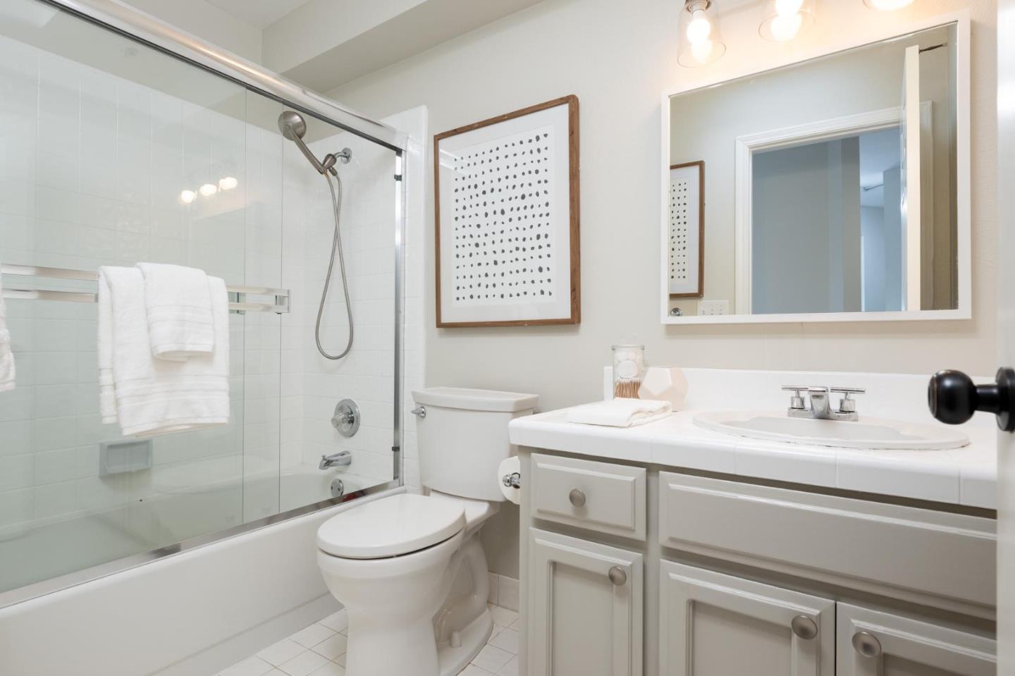 Detail Gallery Image 16 of 21 For 365 Forest Ave 4d,  Palo Alto,  CA 94301 - 2 Beds | 2/1 Baths