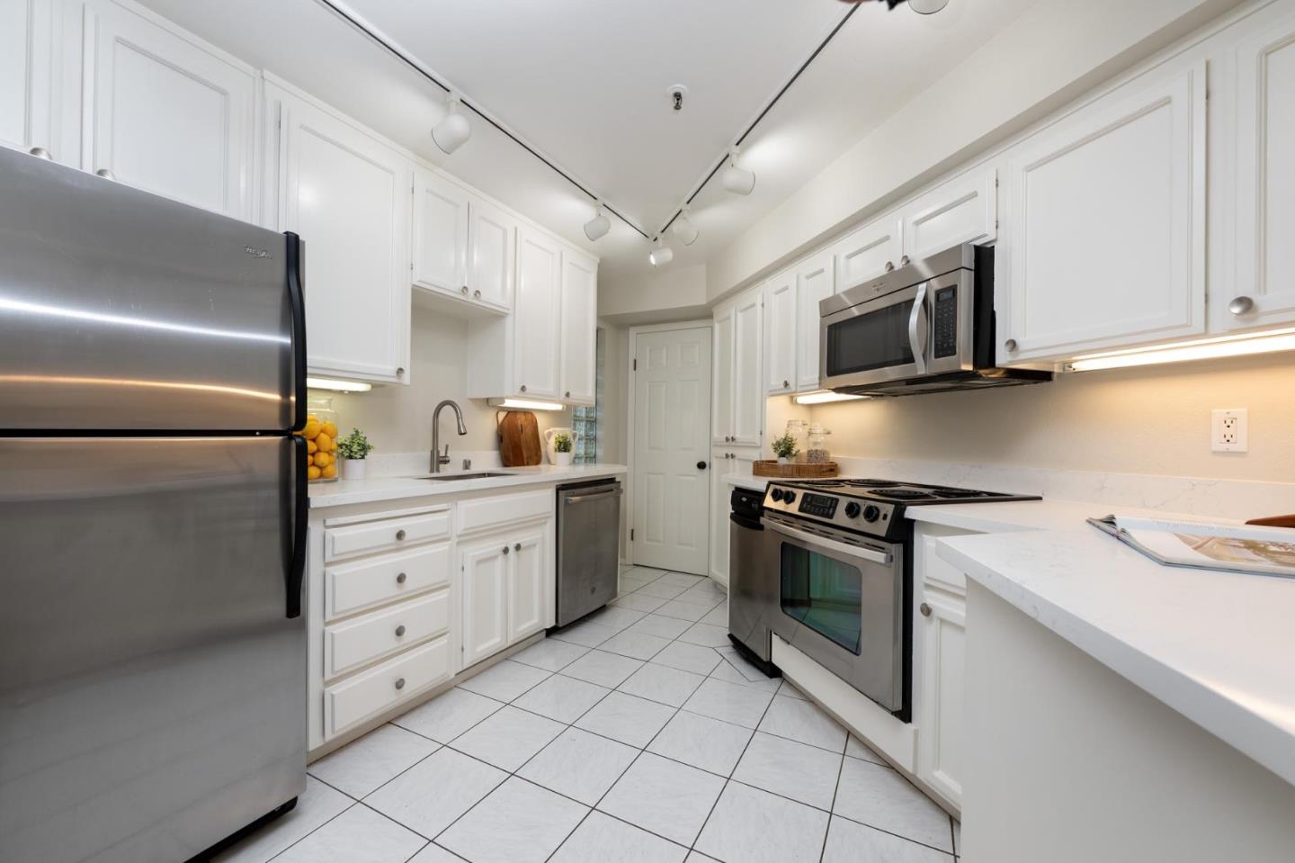 Detail Gallery Image 6 of 21 For 365 Forest Ave 4d,  Palo Alto,  CA 94301 - 2 Beds | 2/1 Baths