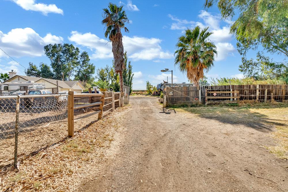 Detail Gallery Image 4 of 34 For 13475 2nd St, Los Banos,  CA 93635 - 3 Beds | 2 Baths