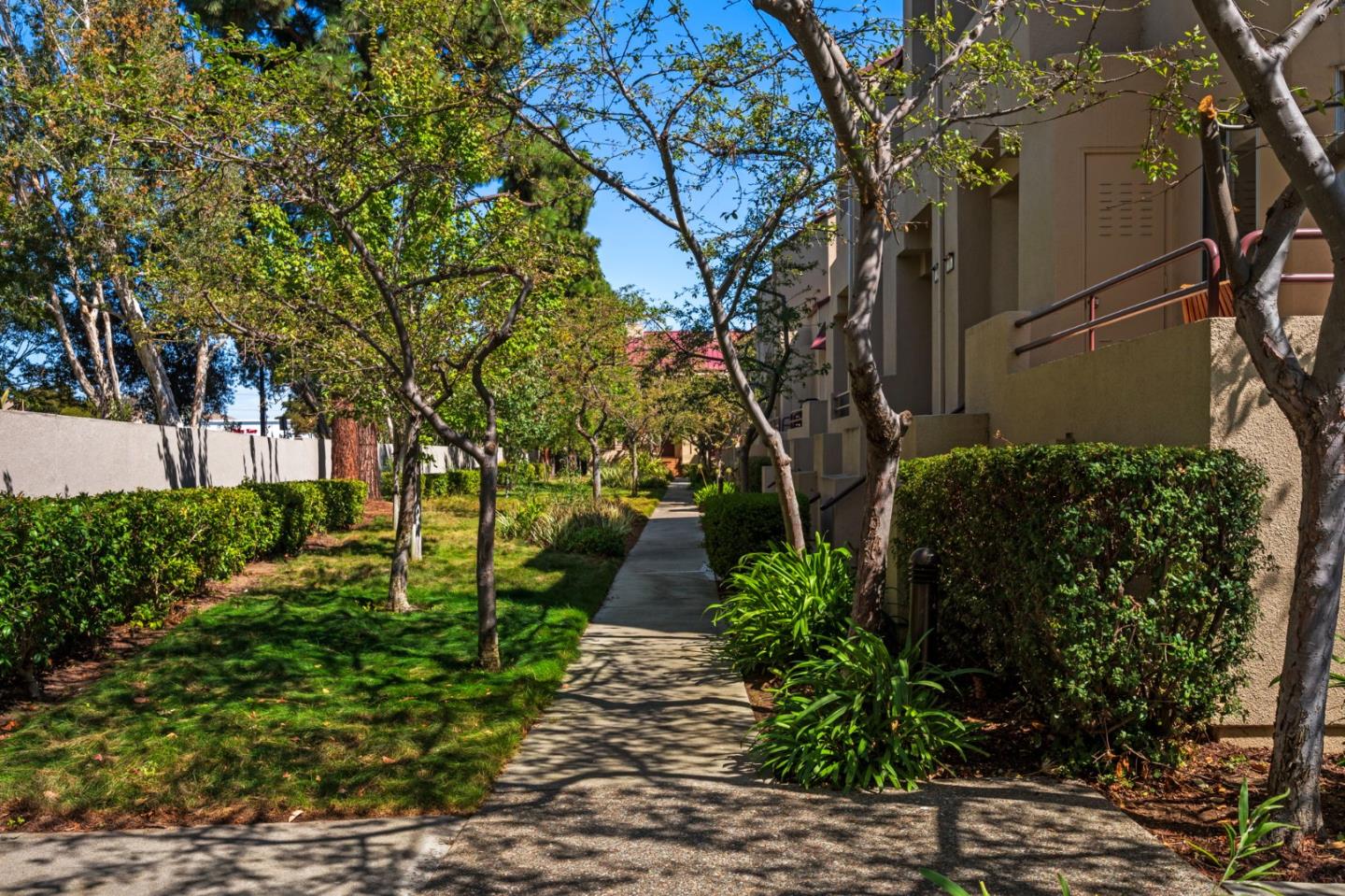 Detail Gallery Image 3 of 45 For 20 E Court Ln, Foster City,  CA 94404 - 2 Beds | 2/1 Baths