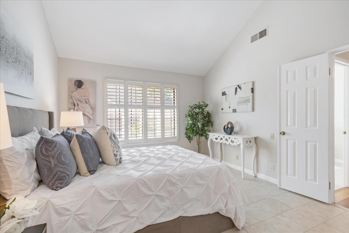 Detail Gallery Image 9 of 25 For 2880 Buena Crest Ct, San Jose,  CA 95121 - 2 Beds | 2 Baths