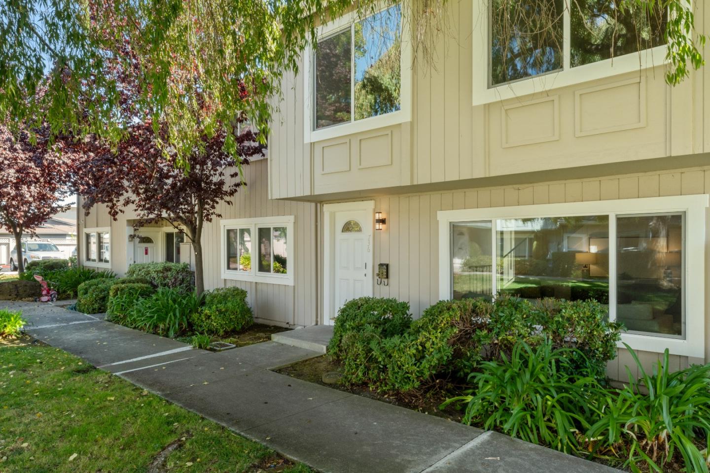 Browse active condo listings in FOSTER CITY