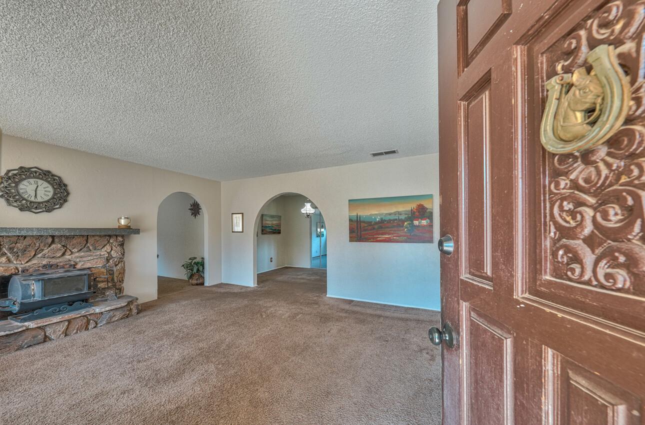 Detail Gallery Image 4 of 37 For 16207 Apricot Ln, Royal Oaks,  CA 95076 - 3 Beds | 2 Baths