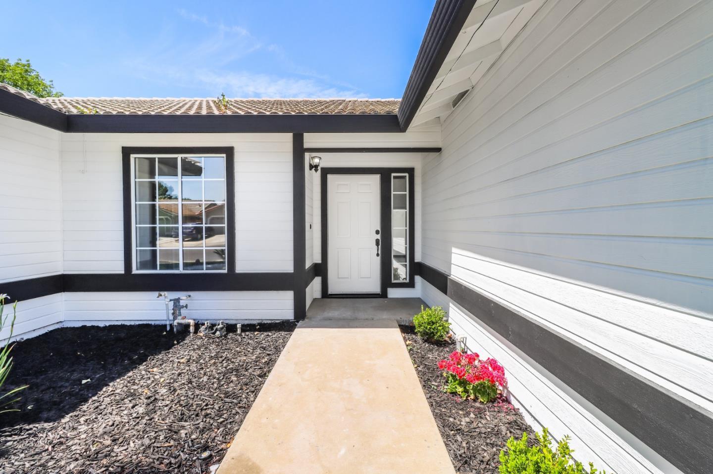 Detail Gallery Image 4 of 39 For 107 Clayton Ct, Los Banos,  CA 93635 - 3 Beds | 2 Baths