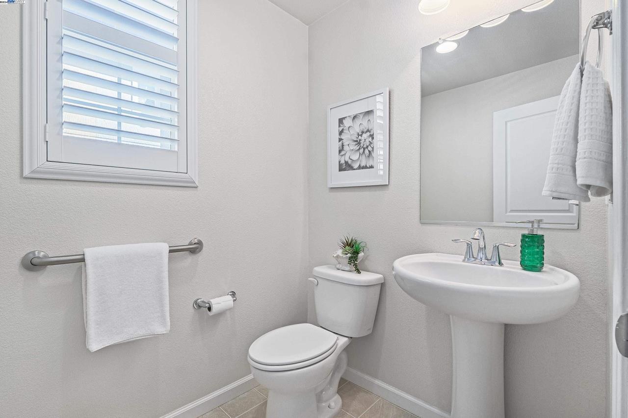 Detail Gallery Image 28 of 41 For 102 Jetty Dr, Richmond,  CA 94804 - 3 Beds | 3/1 Baths