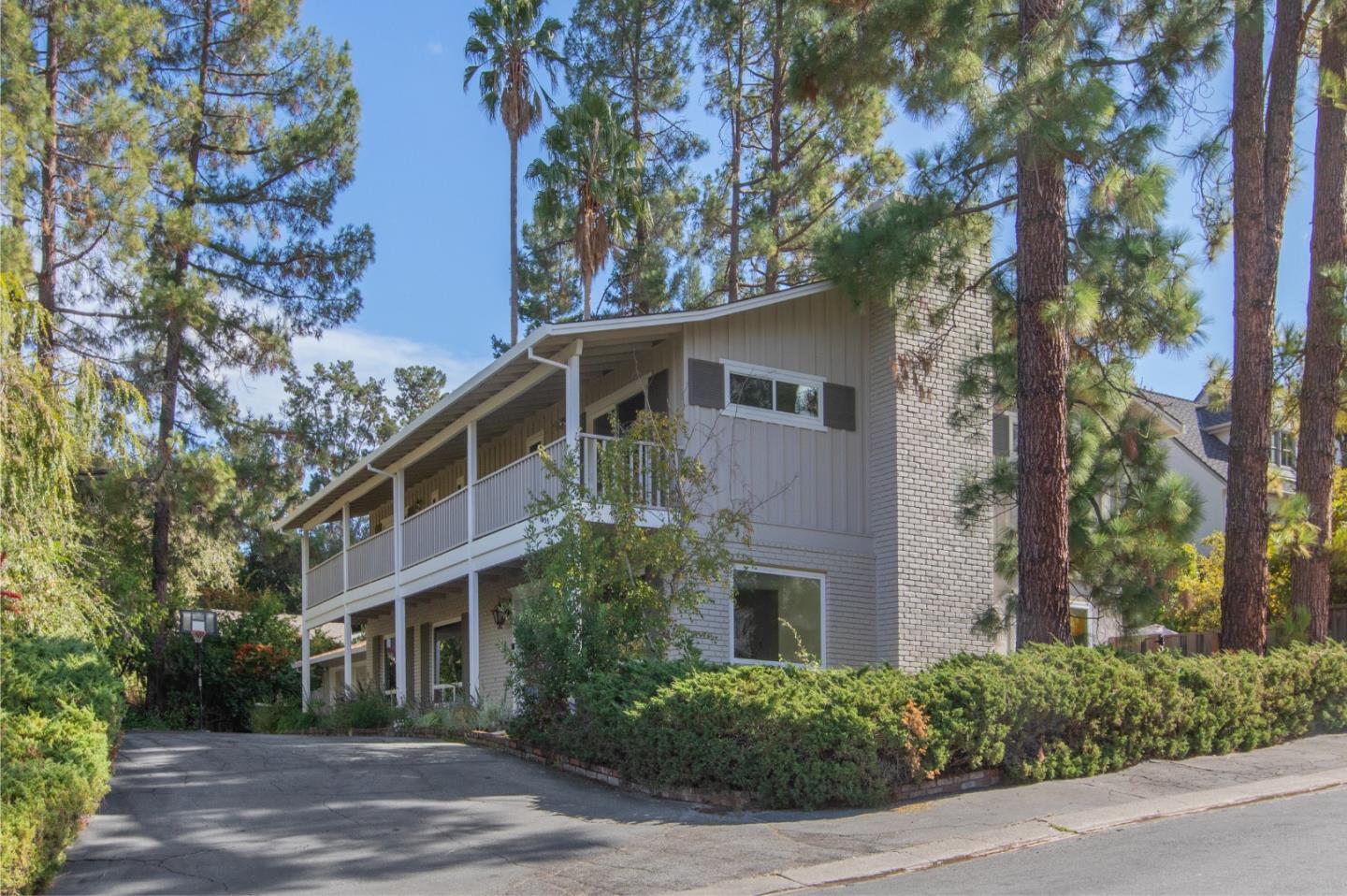 Detail Gallery Image 1 of 18 For 1055 Siskiyou Dr, Menlo Park,  CA 94025 - 6 Beds | 4/1 Baths