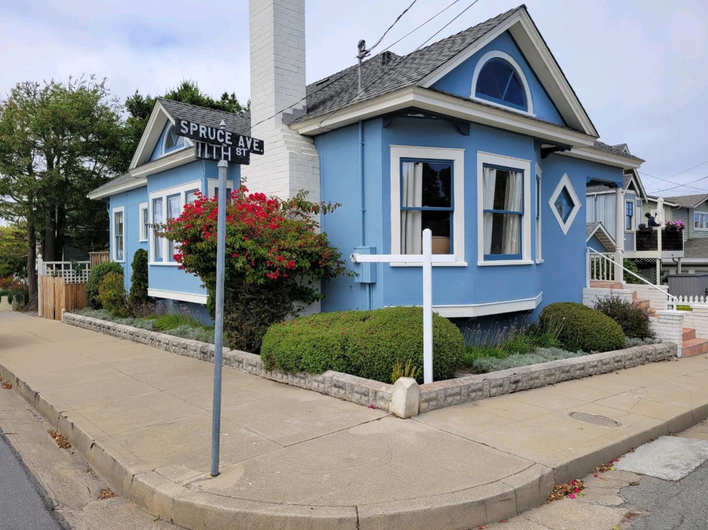 Detail Gallery Image 1 of 1 For 420 11th St, Pacific Grove,  CA 93950 - 2 Beds | 2 Baths