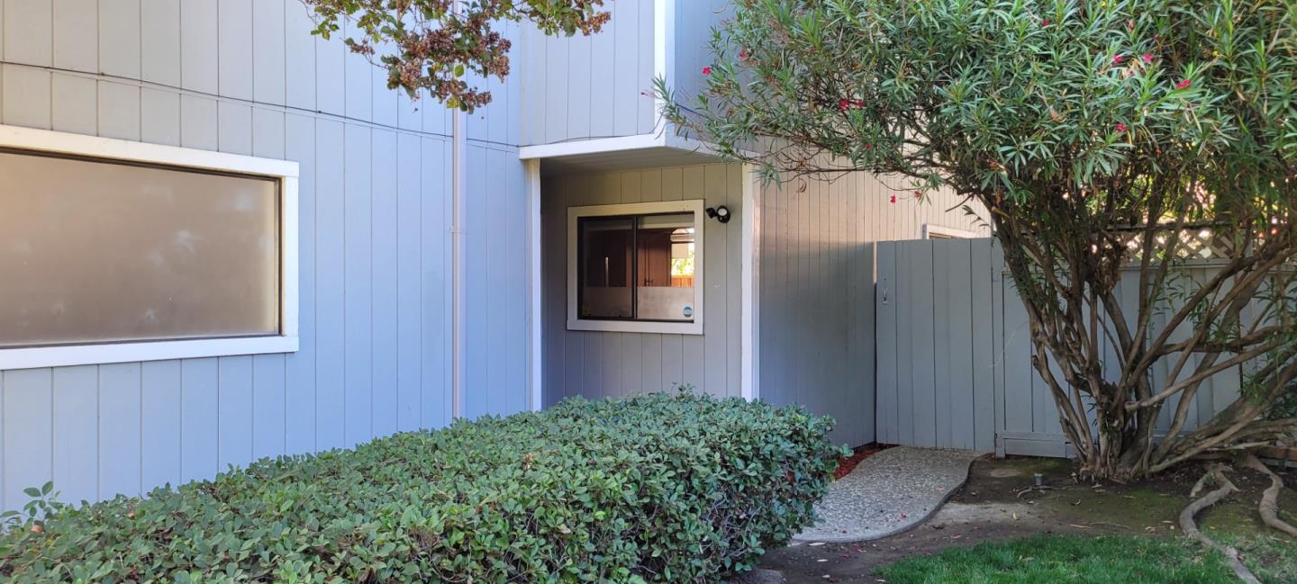 Detail Gallery Image 2 of 22 For 1965 Deercross Ln, San Jose,  CA 95124 - 3 Beds | 2/1 Baths