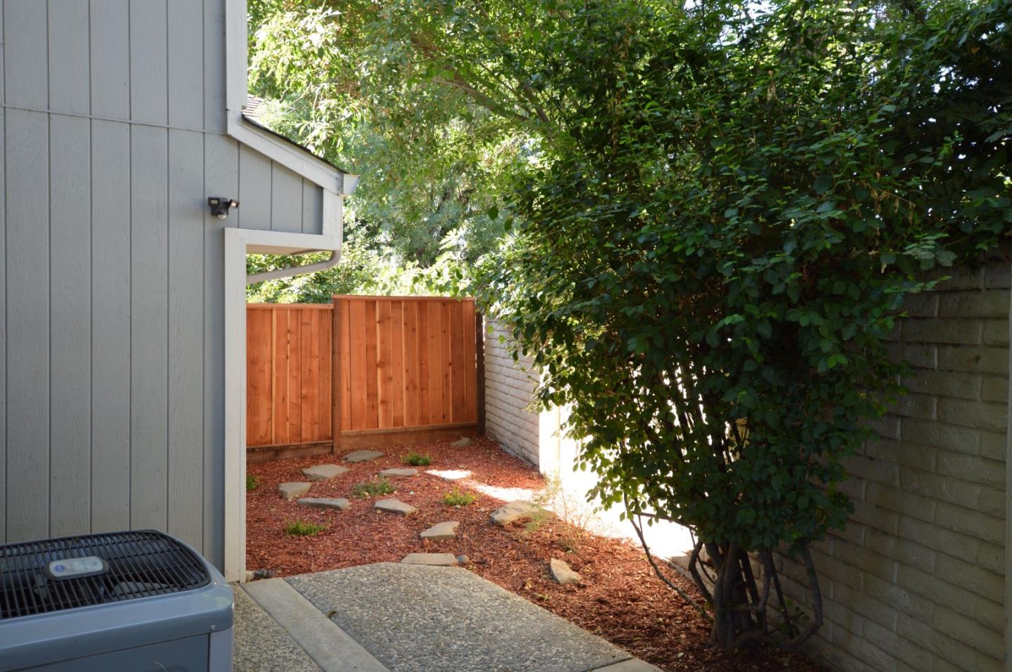 Detail Gallery Image 20 of 22 For 1965 Deercross Ln, San Jose,  CA 95124 - 3 Beds | 2/1 Baths