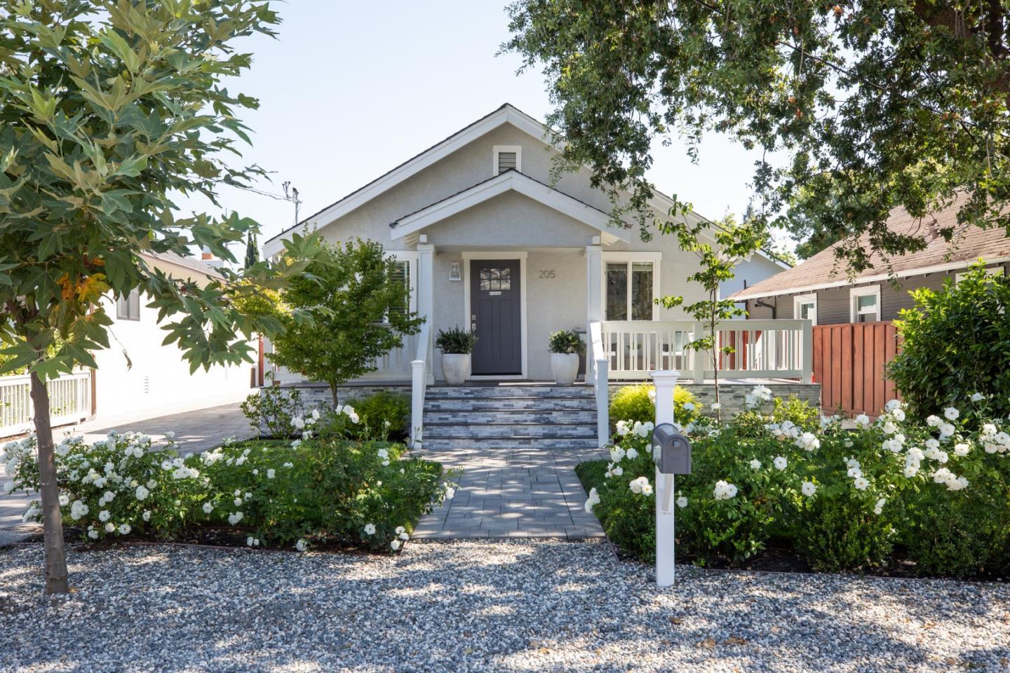 Detail Gallery Image 4 of 31 For 205 Santa Clara Ave, Redwood City,  CA 94061 - 2 Beds | 2 Baths