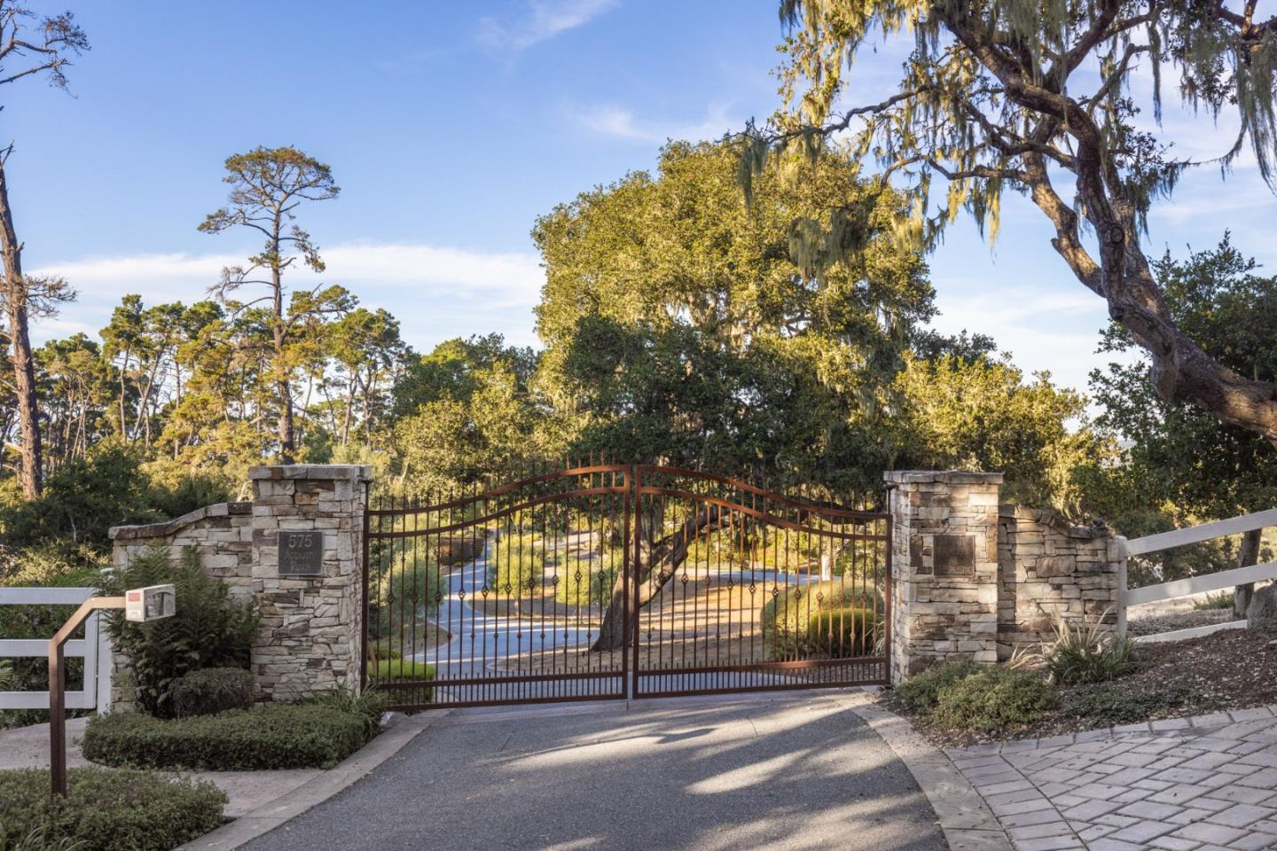 Detail Gallery Image 11 of 48 For 575 Aguajito Rd, Carmel,  CA 93923 - 7 Beds | 5/2 Baths