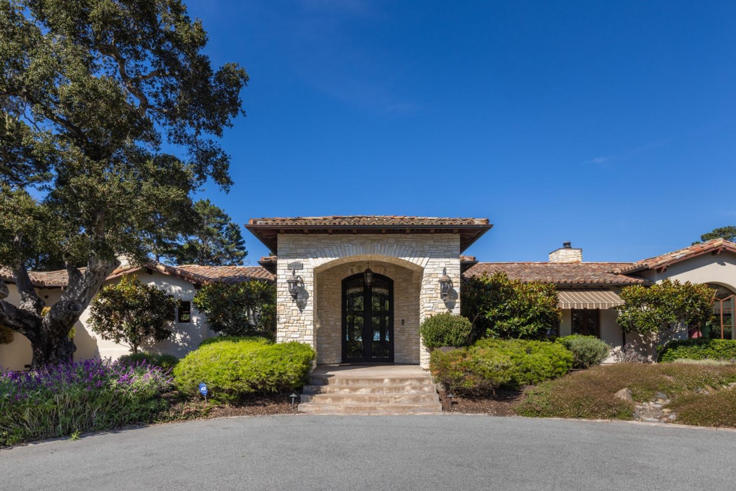 Detail Gallery Image 14 of 48 For 575 Aguajito Rd, Carmel,  CA 93923 - 7 Beds | 5/2 Baths