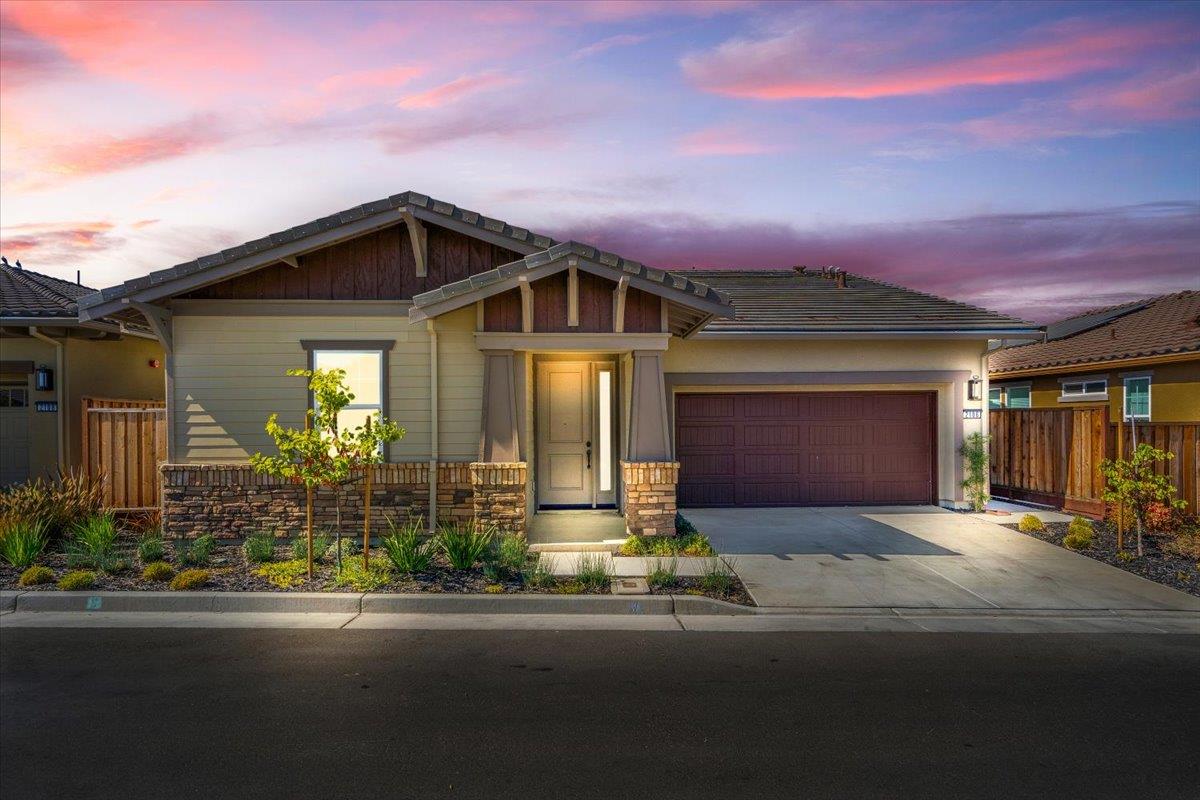 Detail Gallery Image 2 of 24 For 2106 White Oak Dr, Hollister,  CA 95023 - 2 Beds | 2 Baths