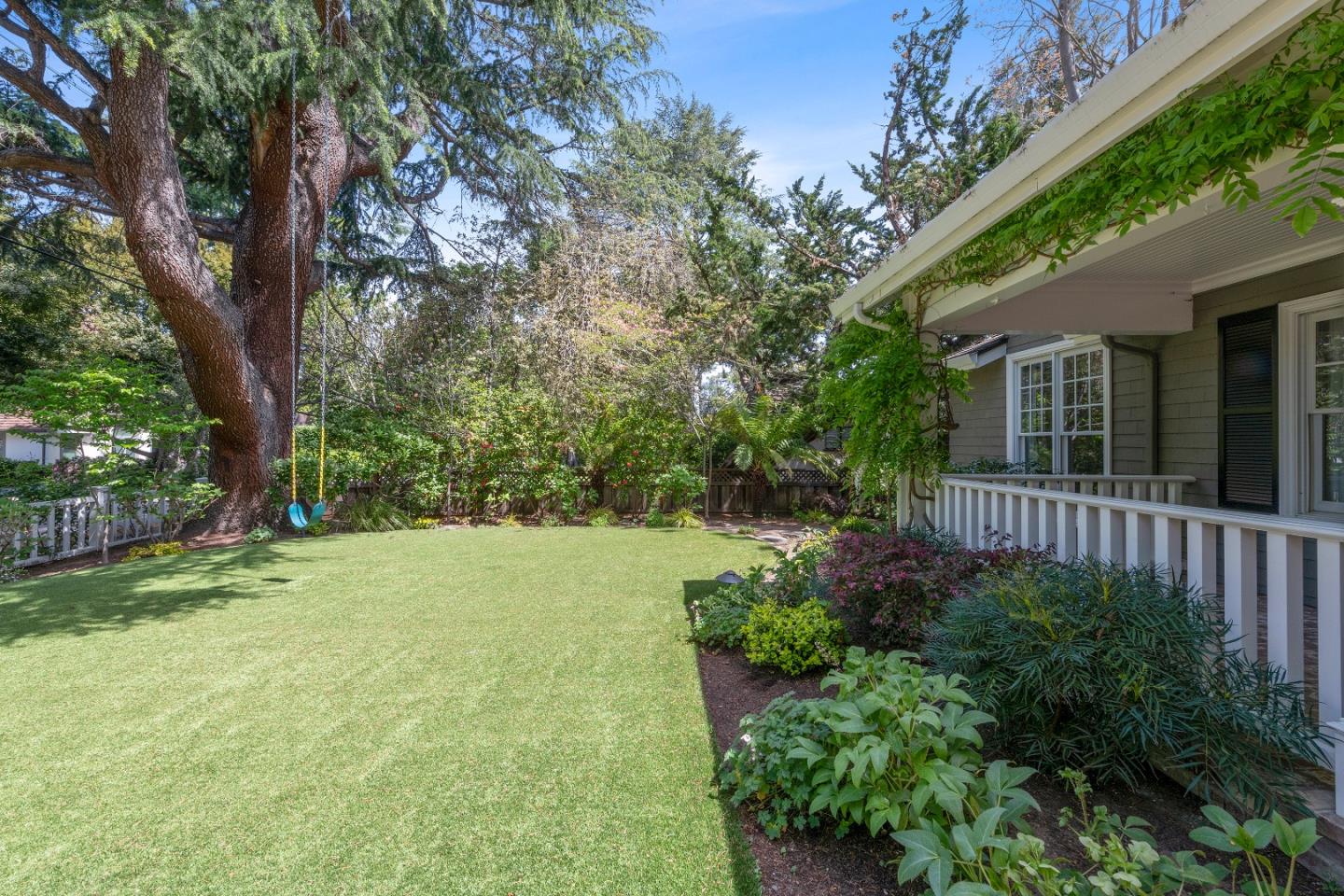 Detail Gallery Image 4 of 34 For 1115 Bay Laurel Dr, Menlo Park,  CA 94025 - 4 Beds | 3/1 Baths