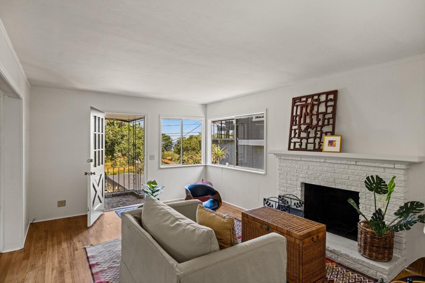 Detail Gallery Image 4 of 26 For 1057 Hellam St, Monterey,  CA 93940 - 3 Beds | 2 Baths