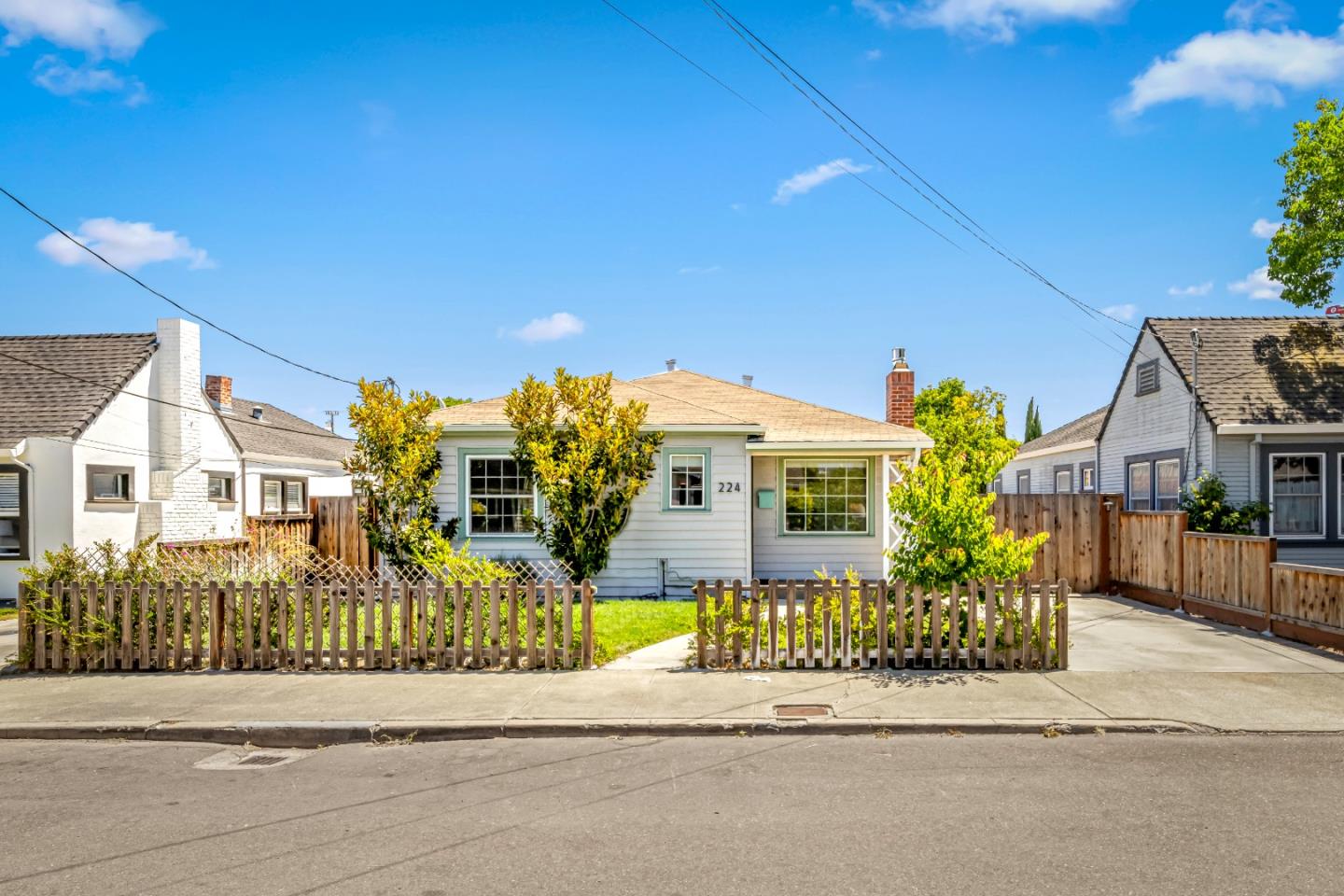 Detail Gallery Image 1 of 29 For 224 Cleaves Ct, San Jose,  CA 95126 - 2 Beds | 2 Baths