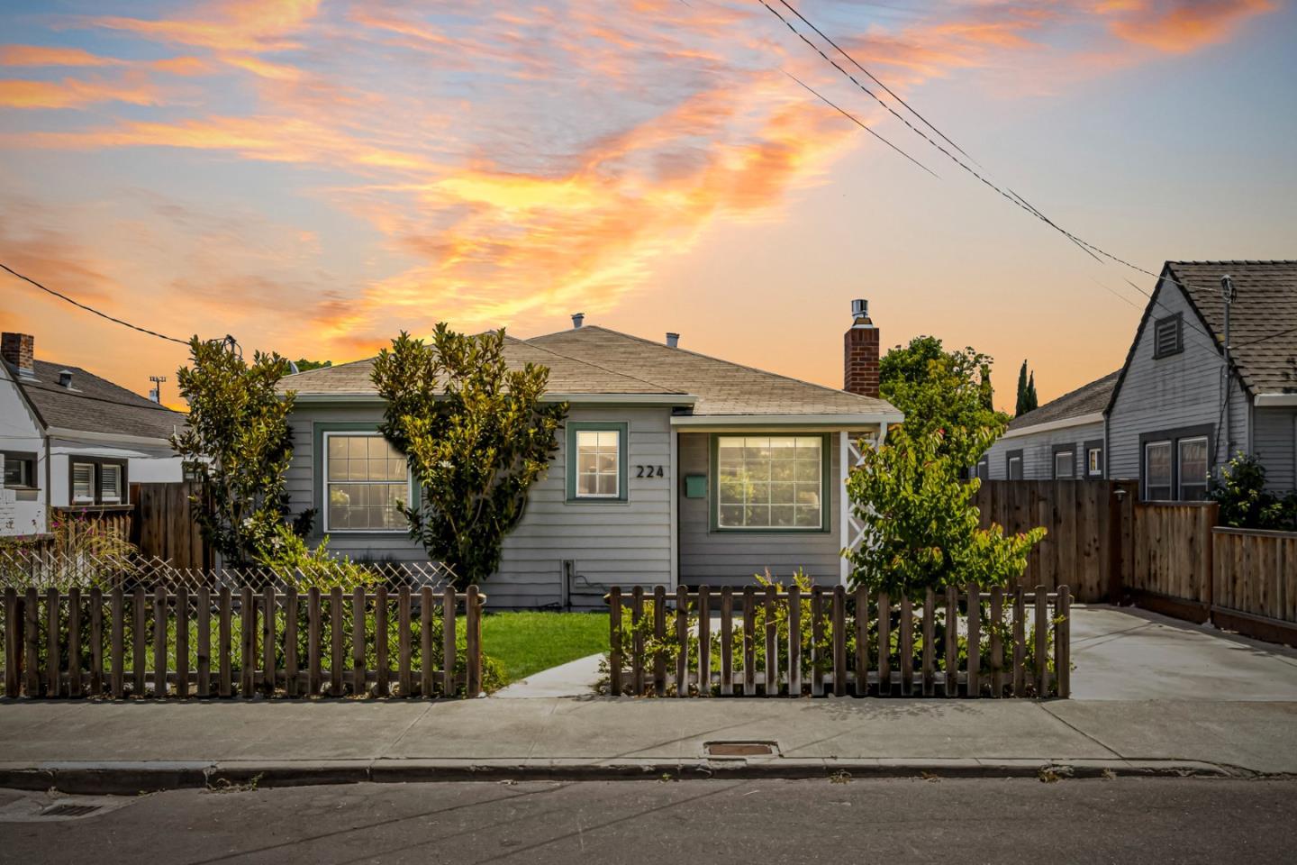 Detail Gallery Image 5 of 29 For 224 Cleaves Ct, San Jose,  CA 95126 - 2 Beds | 2 Baths