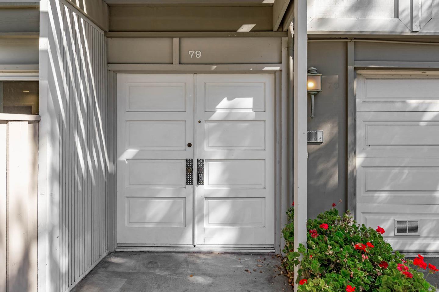 Detail Gallery Image 3 of 33 For 79 Los Altos Sq, Los Altos,  CA 94022 - 2 Beds | 2/1 Baths