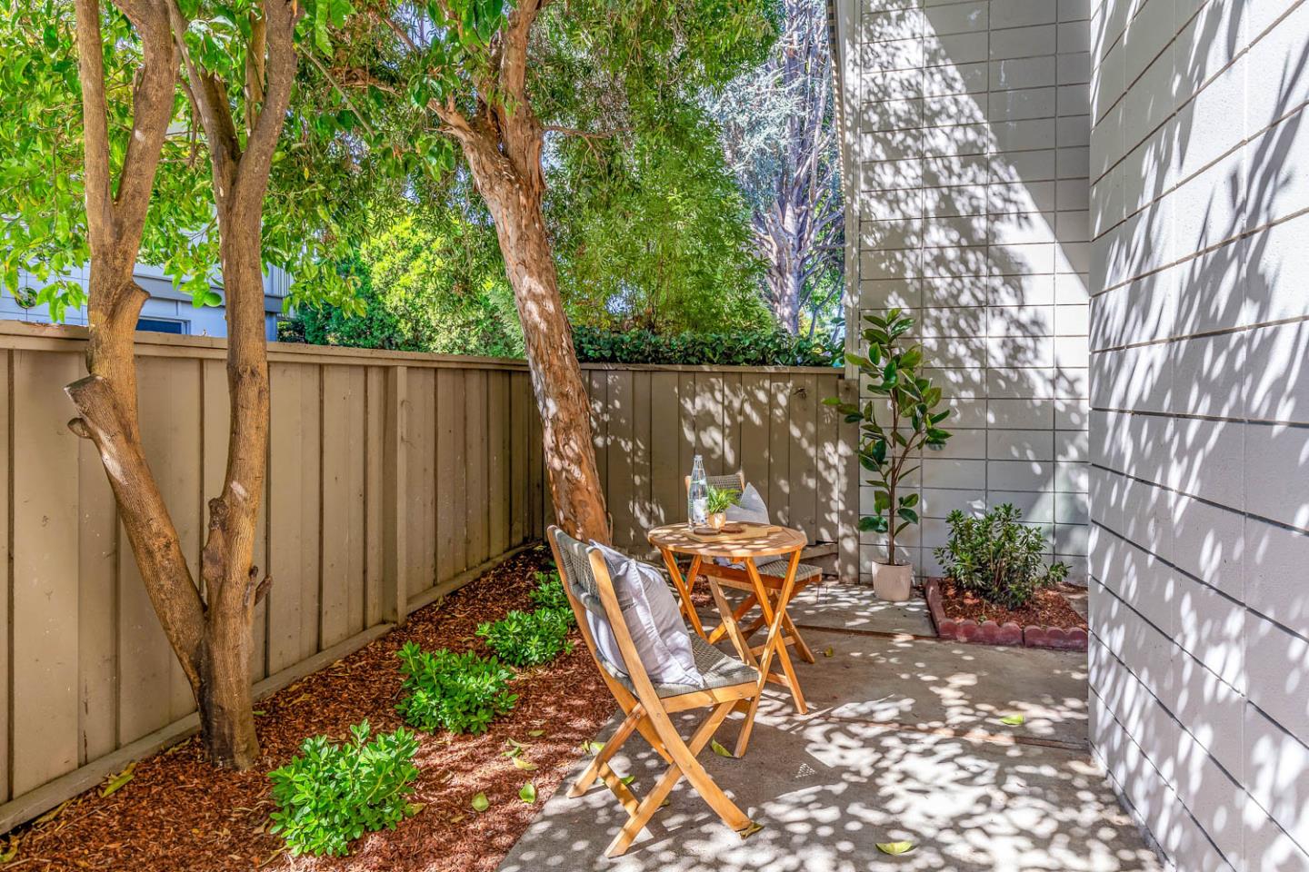 Detail Gallery Image 6 of 33 For 79 Los Altos Sq, Los Altos,  CA 94022 - 2 Beds | 2/1 Baths