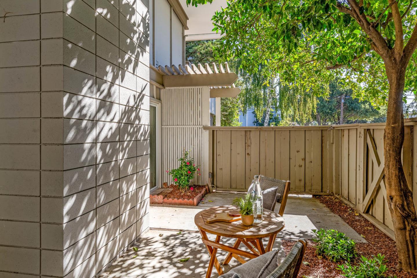 Detail Gallery Image 7 of 33 For 79 Los Altos Sq, Los Altos,  CA 94022 - 2 Beds | 2/1 Baths