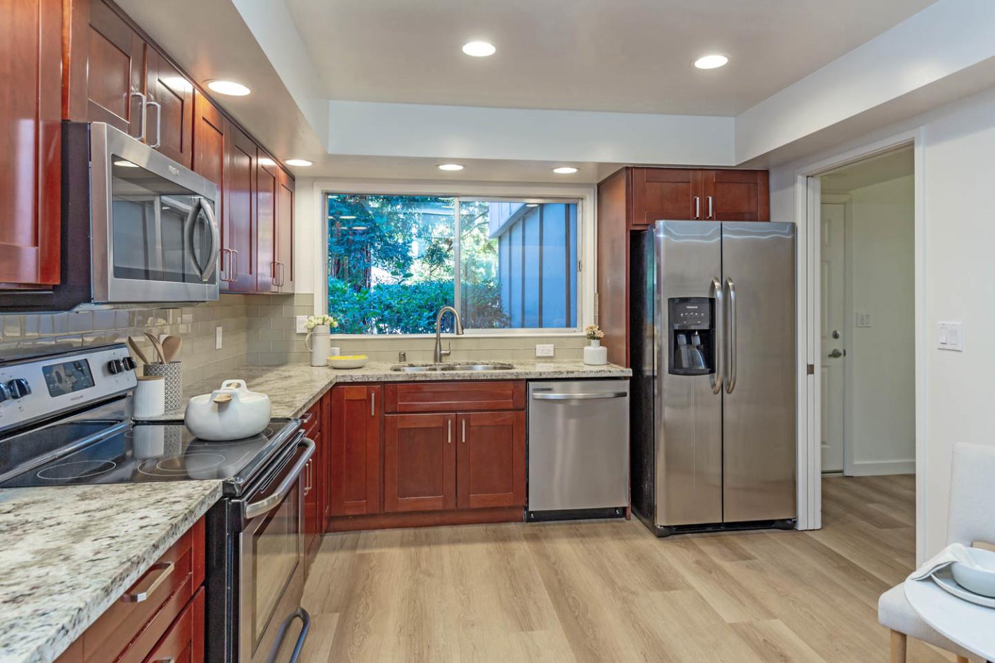 Detail Gallery Image 9 of 33 For 79 Los Altos Sq, Los Altos,  CA 94022 - 2 Beds | 2/1 Baths