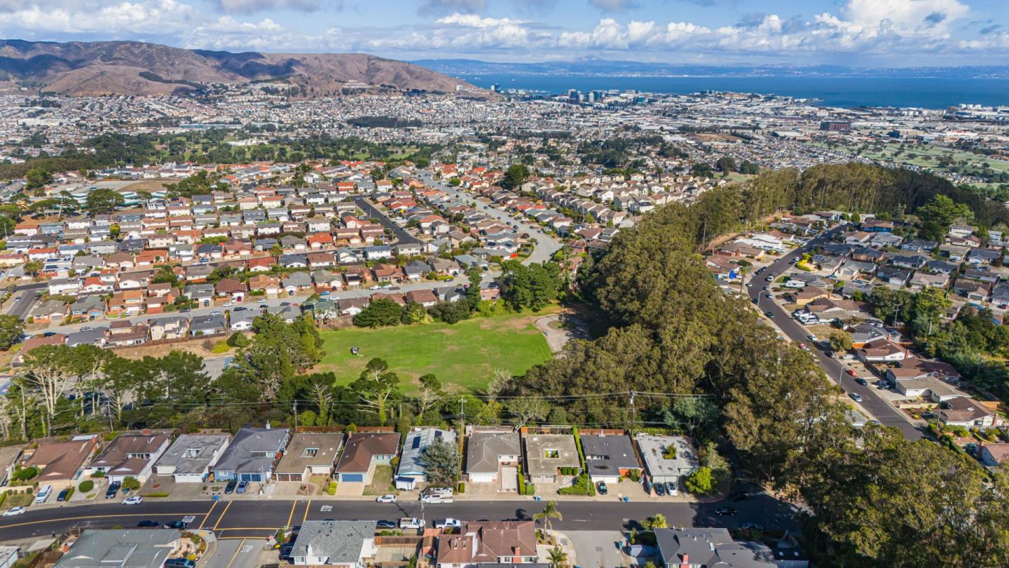 Detail Gallery Image 32 of 35 For 2140 Oakmont Dr, San Bruno,  CA 94066 - 3 Beds | 2 Baths