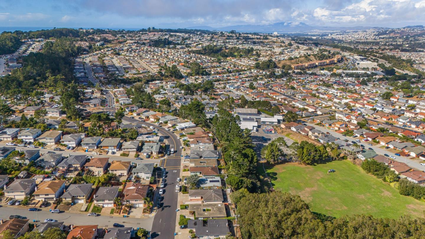 Detail Gallery Image 34 of 35 For 2140 Oakmont Dr, San Bruno,  CA 94066 - 3 Beds | 2 Baths