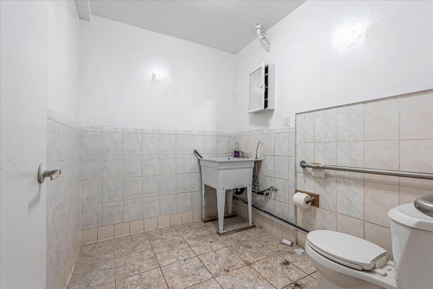 Detail Gallery Image 34 of 53 For 3038 Market St, Oakland,  CA 94608 - – Beds | – Baths
