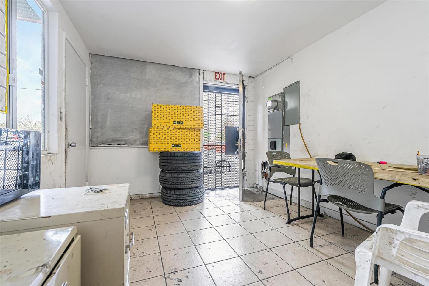 Detail Gallery Image 4 of 53 For 3038 Market St, Oakland,  CA 94608 - – Beds | – Baths