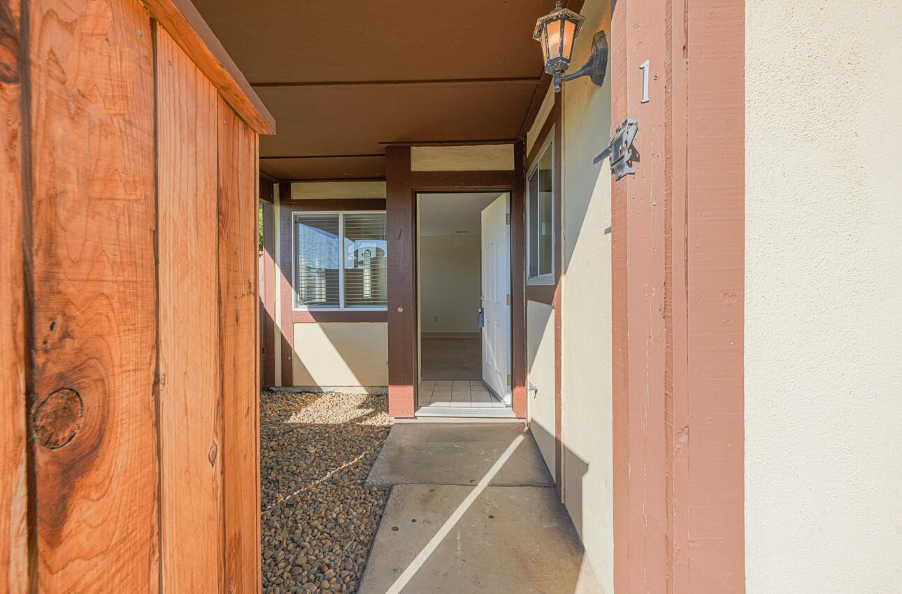 Detail Gallery Image 3 of 29 For 1867 Cherokee Dr #1,  Salinas,  CA 93906 - 1 Beds | 1 Baths