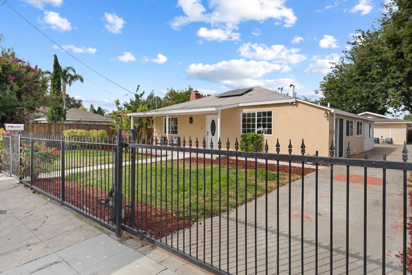 Detail Gallery Image 4 of 66 For 2301 Poplar Ave, East Palo Alto,  CA 94303 - 7 Beds | 4 Baths