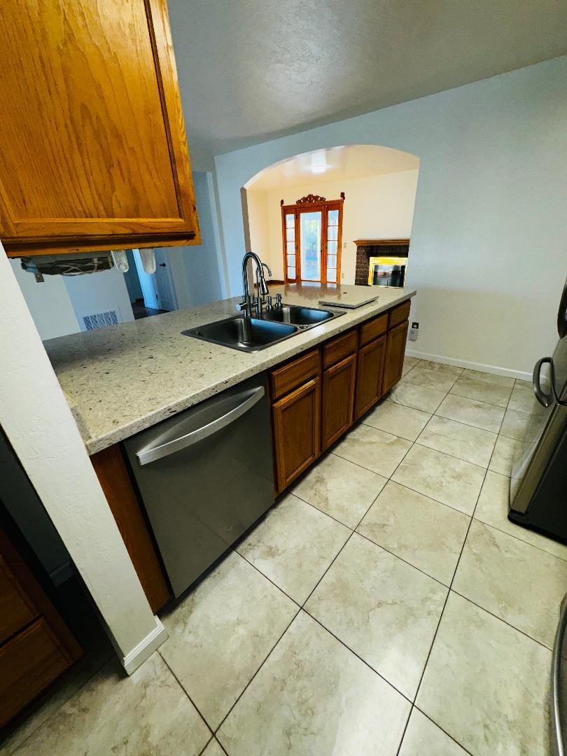 Detail Gallery Image 13 of 33 For 3012 Ellen Ct, Marina,  CA 93933 - 6 Beds | 4 Baths
