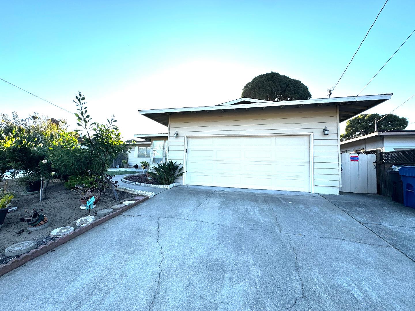 Detail Gallery Image 2 of 34 For 3012 Ellen Ct, Marina,  CA 93933 - 6 Beds | 4 Baths