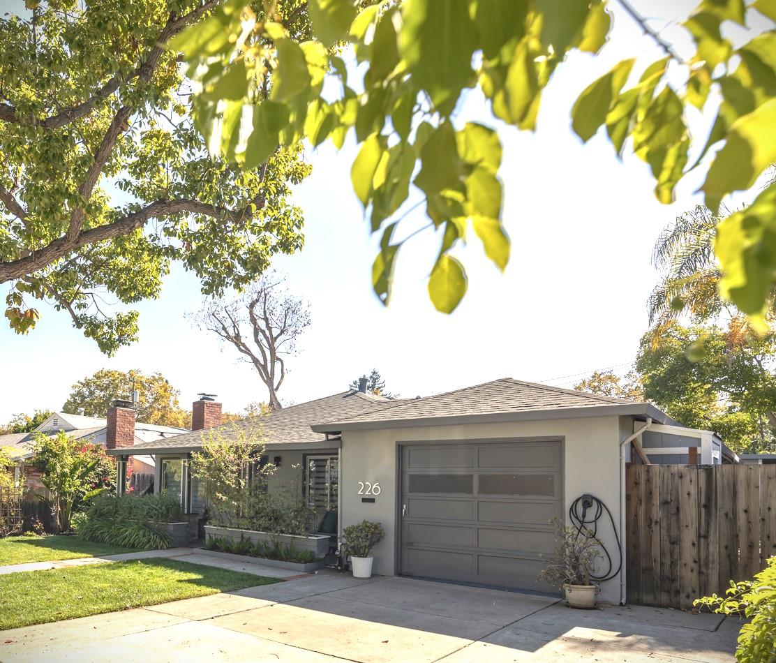 Detail Gallery Image 1 of 33 For 226 F St, Redwood City,  CA 94063 - 3 Beds | 2 Baths