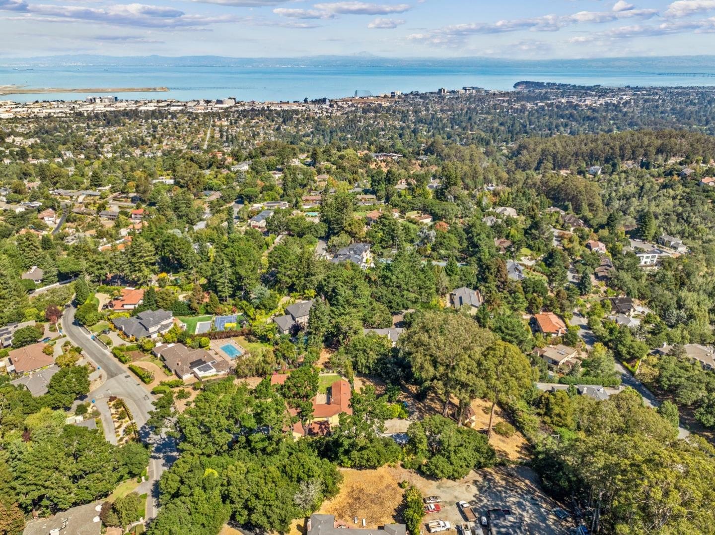 Detail Gallery Image 10 of 23 For 2915 Summit Dr, Hillsborough,  CA 94010 - 4 Beds | 3/1 Baths