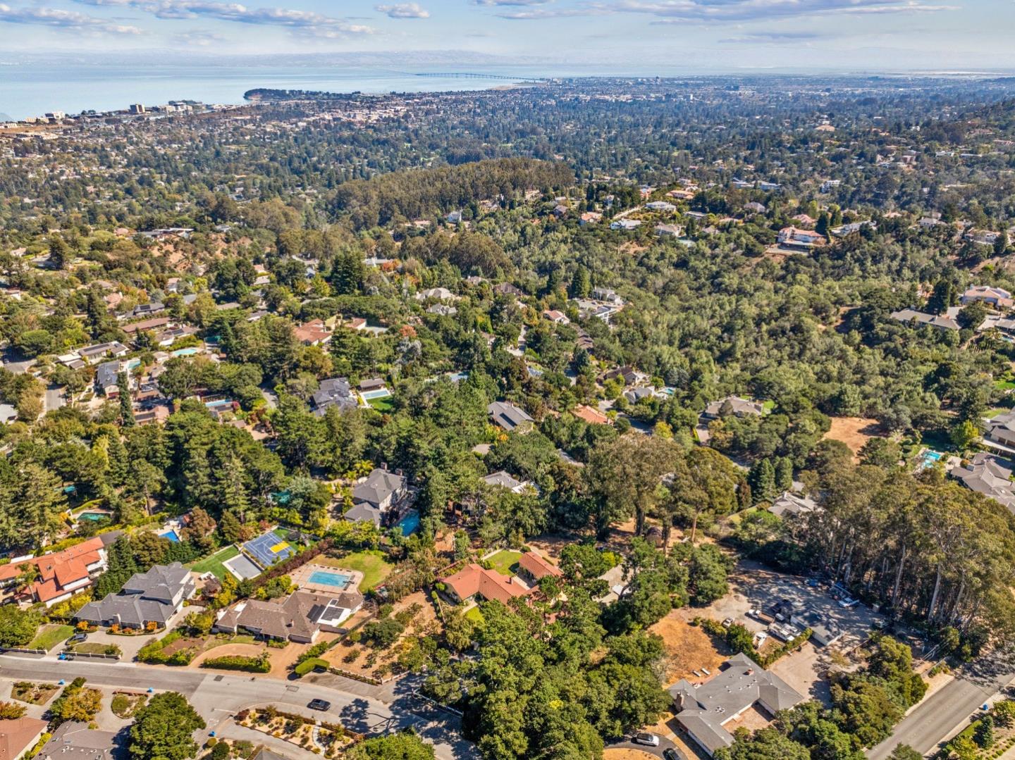 Detail Gallery Image 11 of 23 For 2915 Summit Dr, Hillsborough,  CA 94010 - 4 Beds | 3/1 Baths