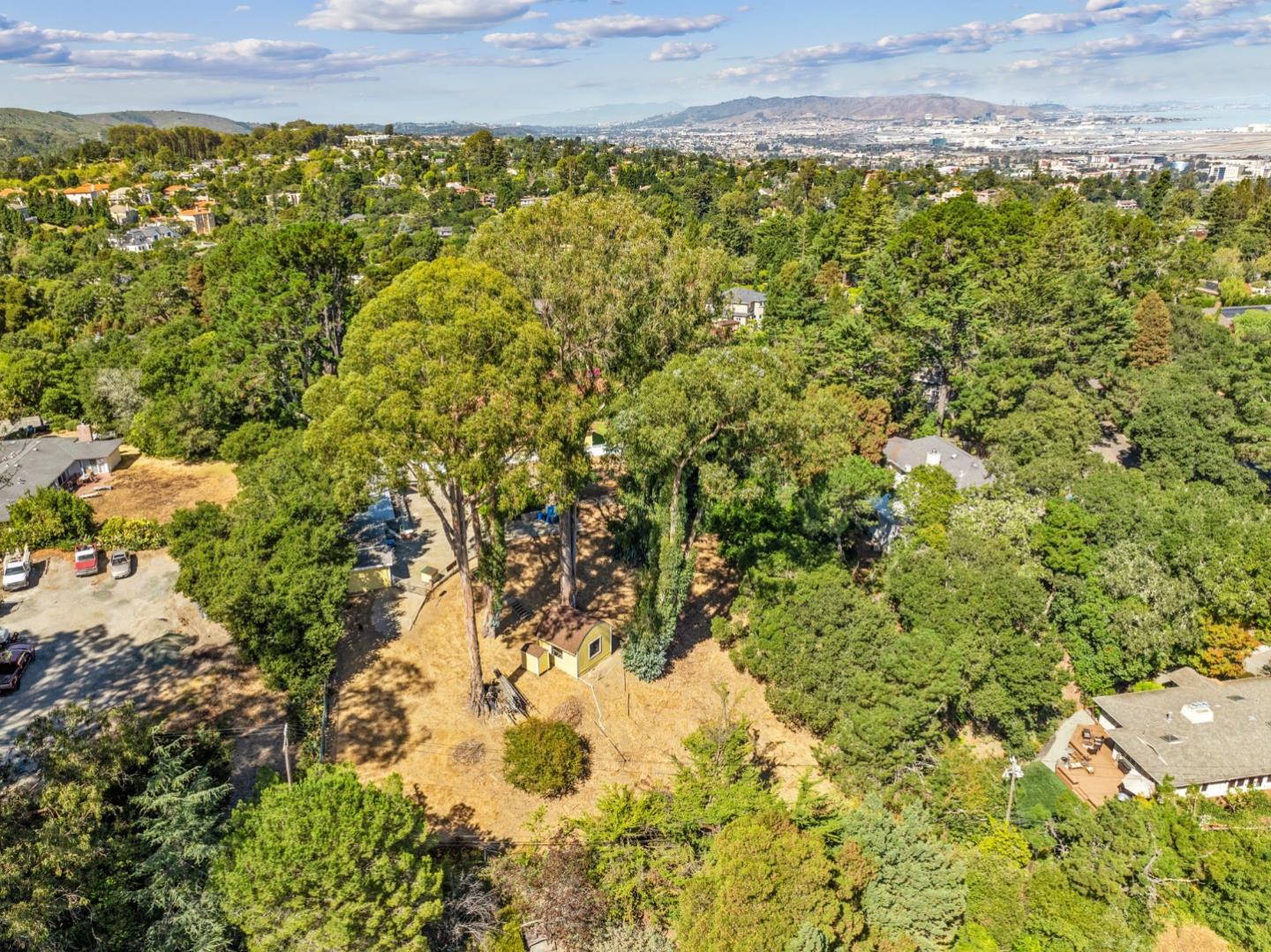 Detail Gallery Image 13 of 23 For 2915 Summit Dr, Hillsborough,  CA 94010 - 4 Beds | 3/1 Baths