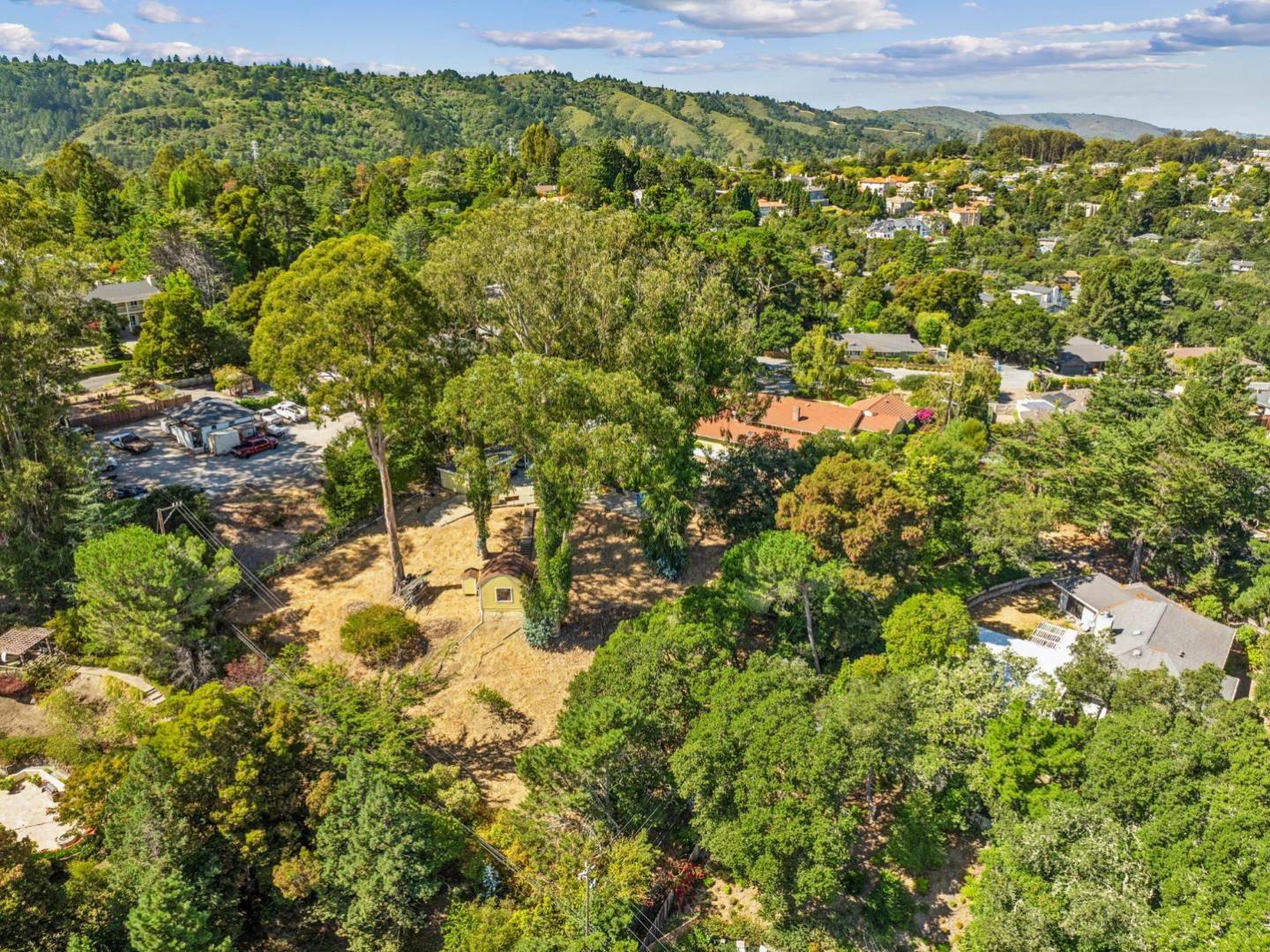 Detail Gallery Image 14 of 23 For 2915 Summit Dr, Hillsborough,  CA 94010 - 4 Beds | 3/1 Baths