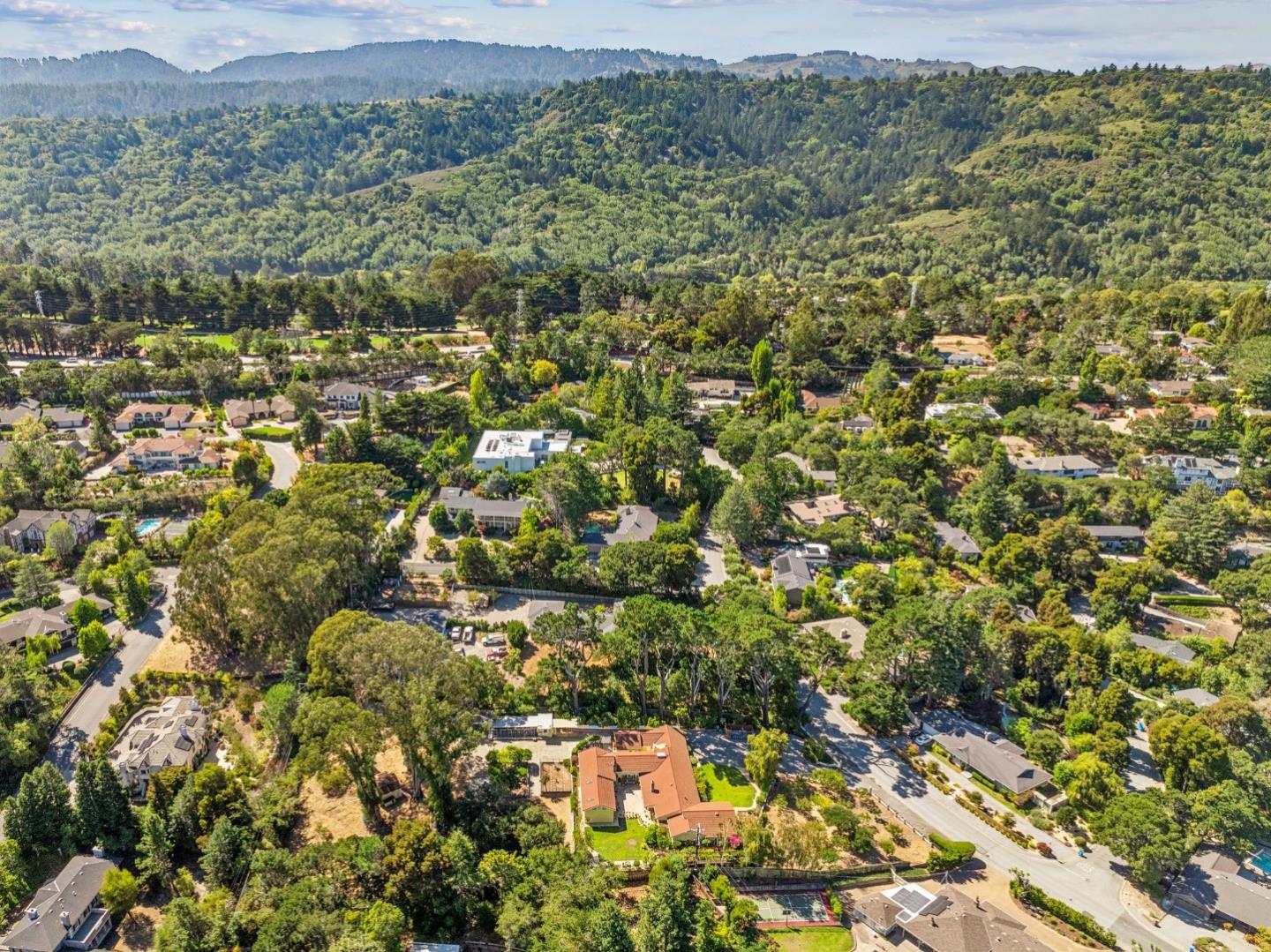 Detail Gallery Image 7 of 23 For 2915 Summit Dr, Hillsborough,  CA 94010 - 4 Beds | 3/1 Baths