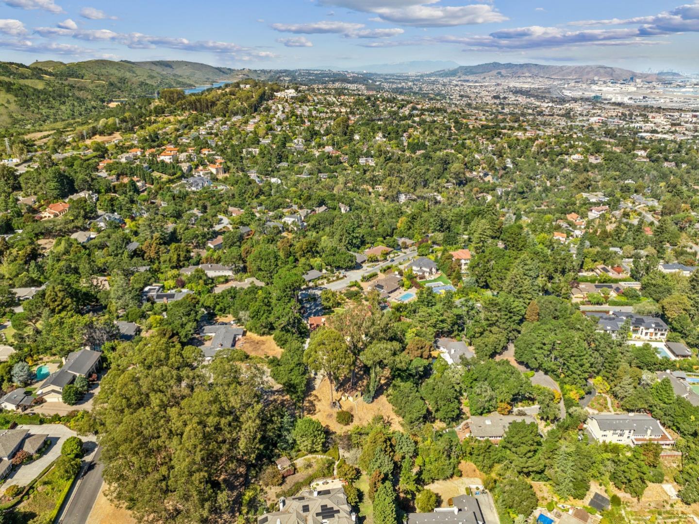 Detail Gallery Image 8 of 23 For 2915 Summit Dr, Hillsborough,  CA 94010 - 4 Beds | 3/1 Baths