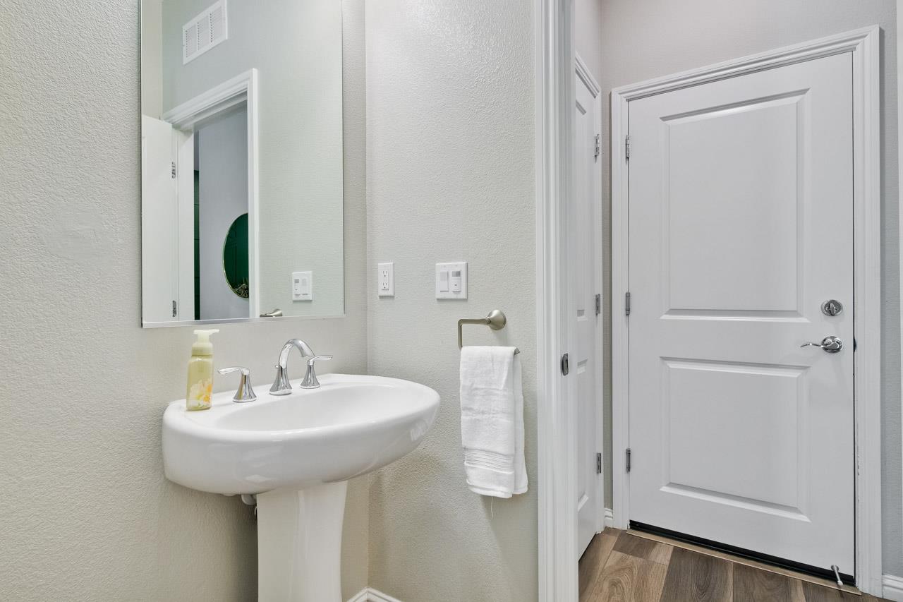 Detail Gallery Image 6 of 82 For 5750 Stealth Loop, San Jose,  CA 95119 - 2 Beds | 2/1 Baths