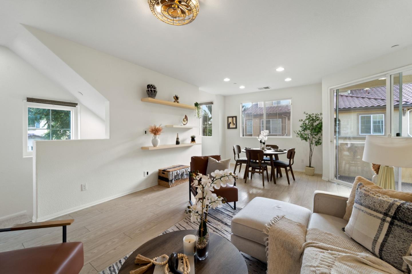 Detail Gallery Image 5 of 52 For 1627 Dunlin Ave #6,  Chula Vista,  CA 91913 - 3 Beds | 2/1 Baths