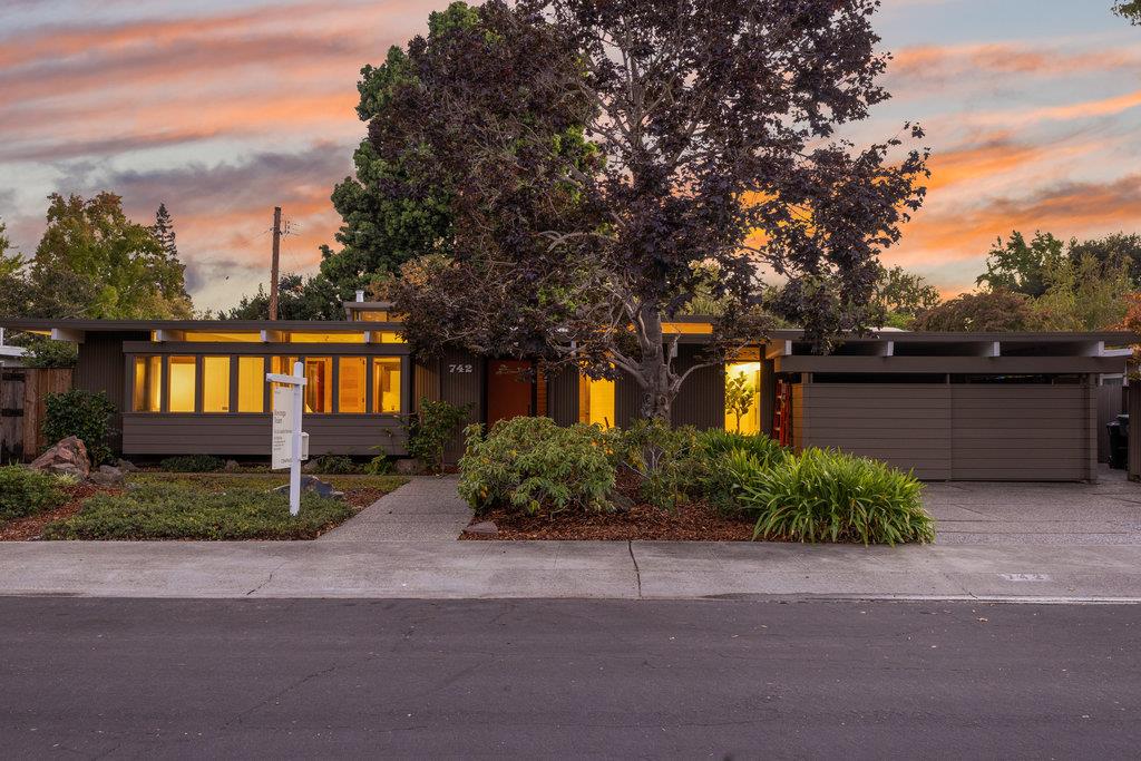 Detail Gallery Image 84 of 113 For 742 De Soto Dr, Palo Alto,  CA 94303 - 4 Beds | 3 Baths