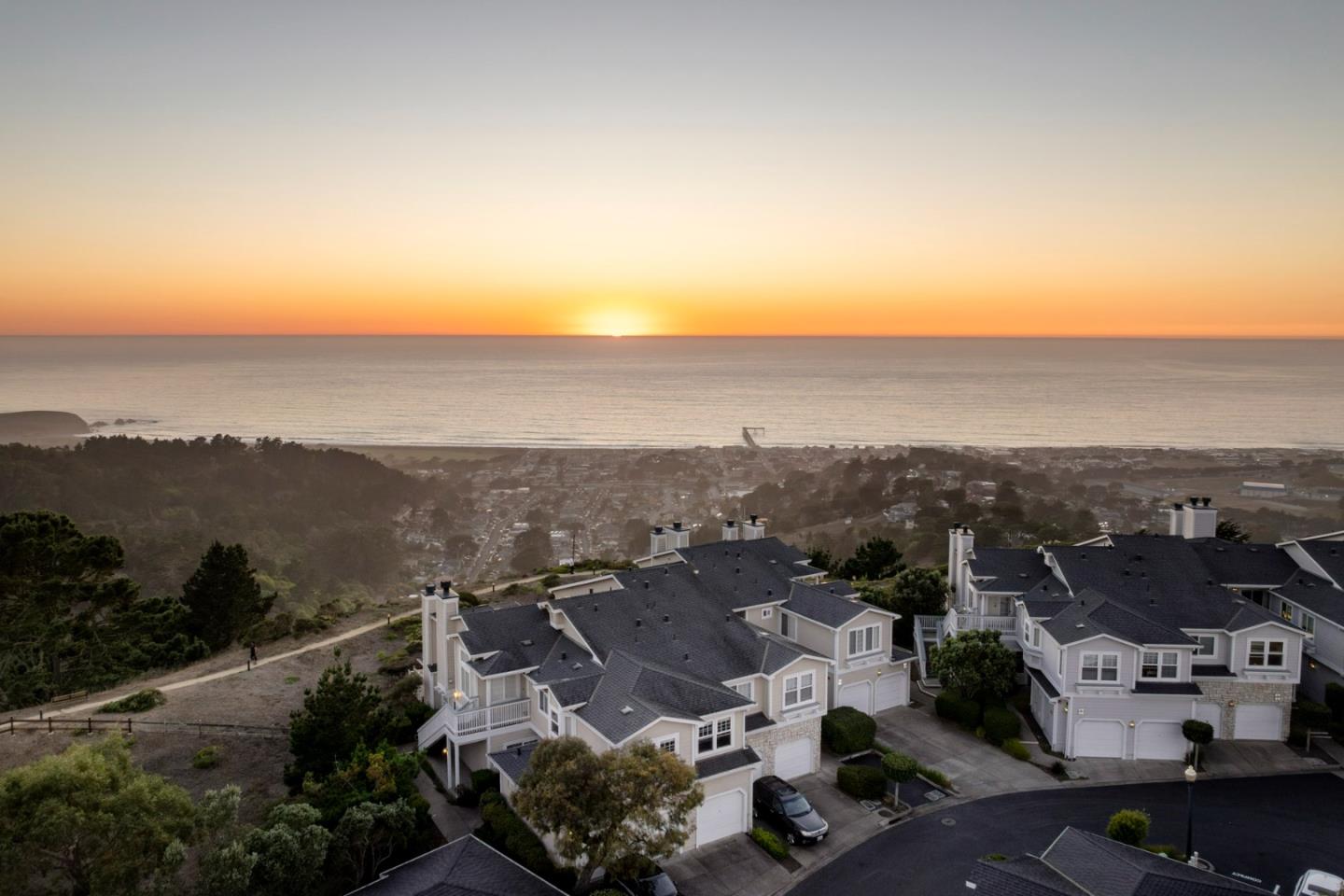 Detail Gallery Image 1 of 46 For 61 Outlook Cir, Pacifica,  CA 94044 - 2 Beds | 2 Baths